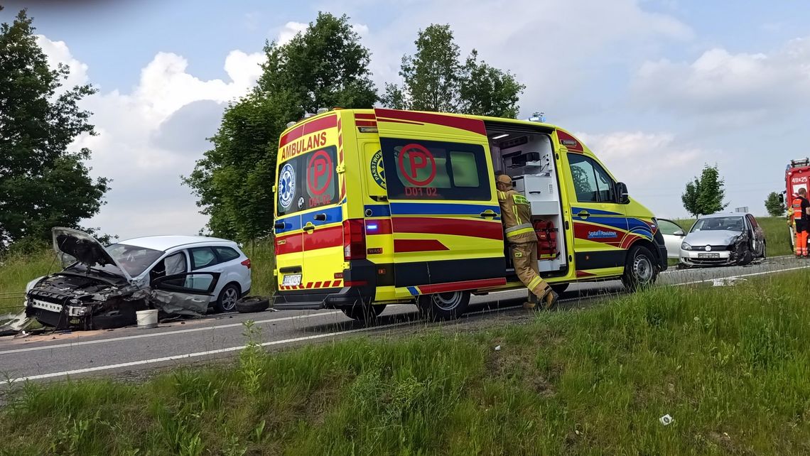 Zderzenie czołowe na drodze wojewódzkiej koło Sieniawki Zderzenie czołowe na drodze wojewódzkiej koło Sieniawki