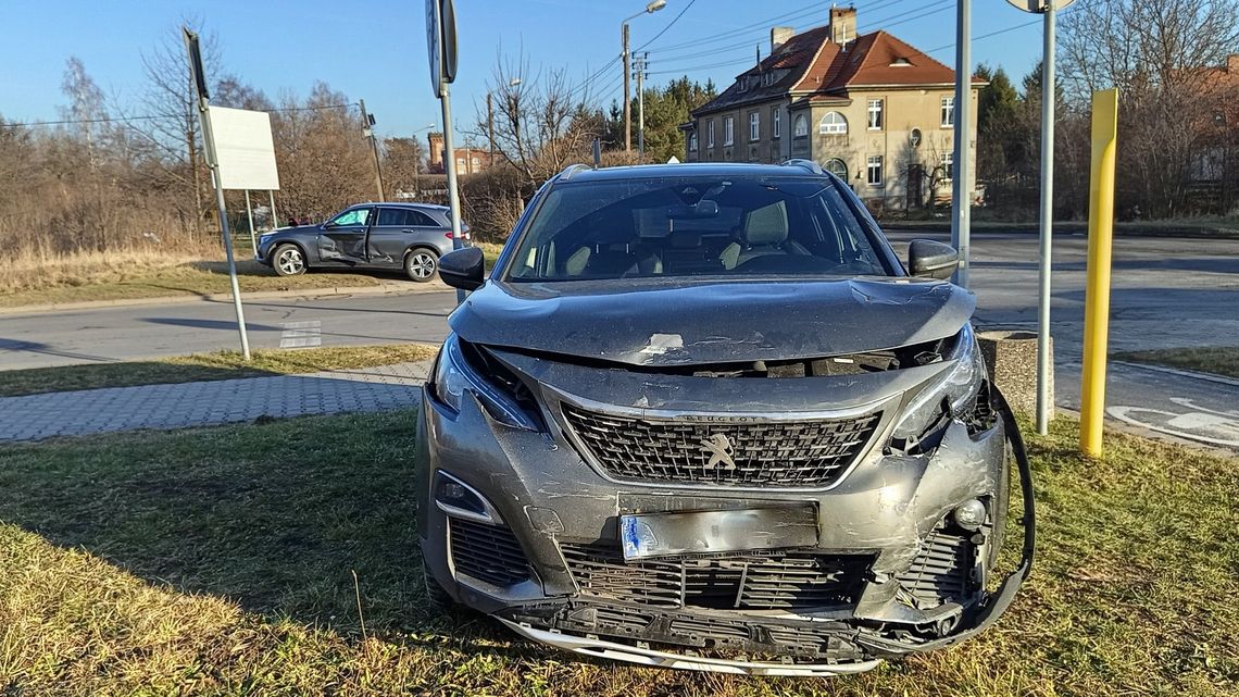 Zderzenie Mercedesa z Peugeotem