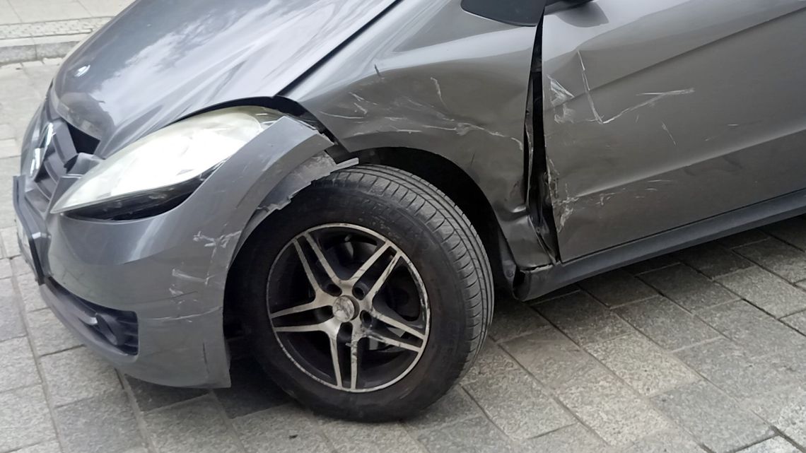 Zderzenie Mercedesa z Seatem w Dzierżoniowie Zderzenie Mercedesa z Seatem w Dzierżoniowie