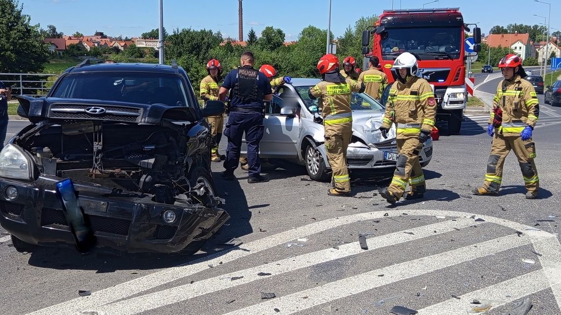 Zderzenie osobówek na obwodnicy w Bielawie Zderzenie osobówek na obwodnicy w Bielawie