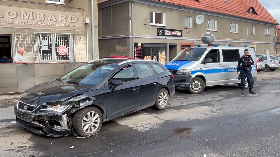 Zderzenie osobówek w Pieszycach Zderzenie osobówek w Pieszycach