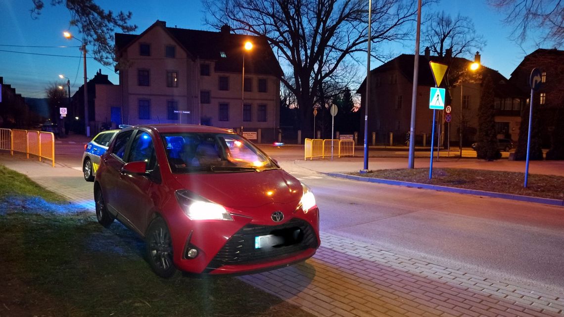 Zderzenie rowerzysty z Toyotą na przejściu