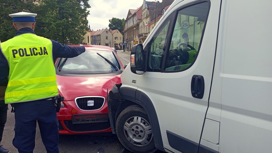 Zderzenie Seata z dostawczakiem w Dzierżoniowie
