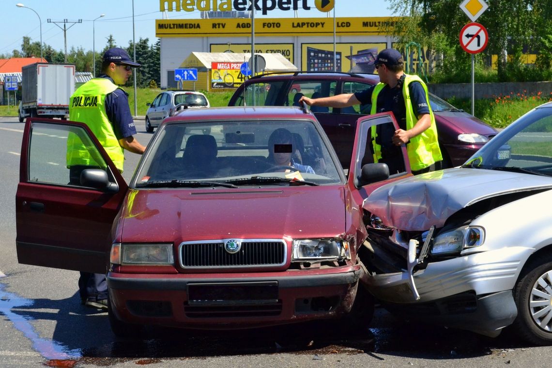 ZDERZENIE SKODY Z SEATEM W DZIERŻONIOWIE ZDERZENIE SKODY Z SEATEM W DZIERŻONIOWIE