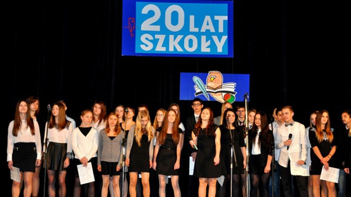 ZESPÓŁ GIMNAZJÓW NR 3 MA 20 LAT ZESPÓŁ GIMNAZJÓW NR 3 MA 20 LAT