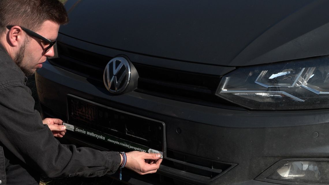 Ziemia Wałbrzyska rusza w drogę: Zarejestruj auto, odbierz dowód w Urzędomacie i zgarnij limitowaną ramkę!