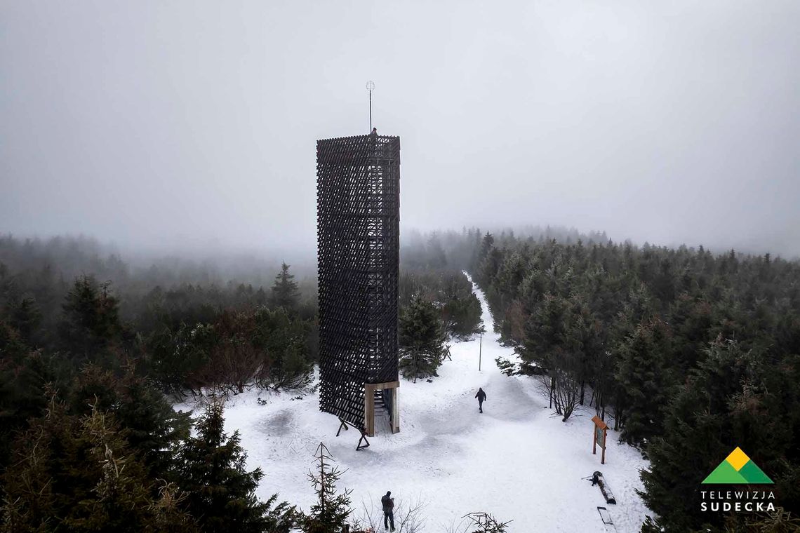 Zimowa Velká Deštná, czyli najwyższy szczyt Gór Orlickich z lotu ptaka we mgle