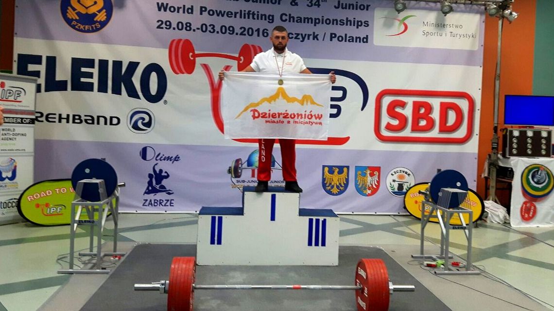 ZŁOTO NA MISTRZOSTWACH ŚWIATA JUNIORÓW W TRÓJBOJU SIŁOWYM