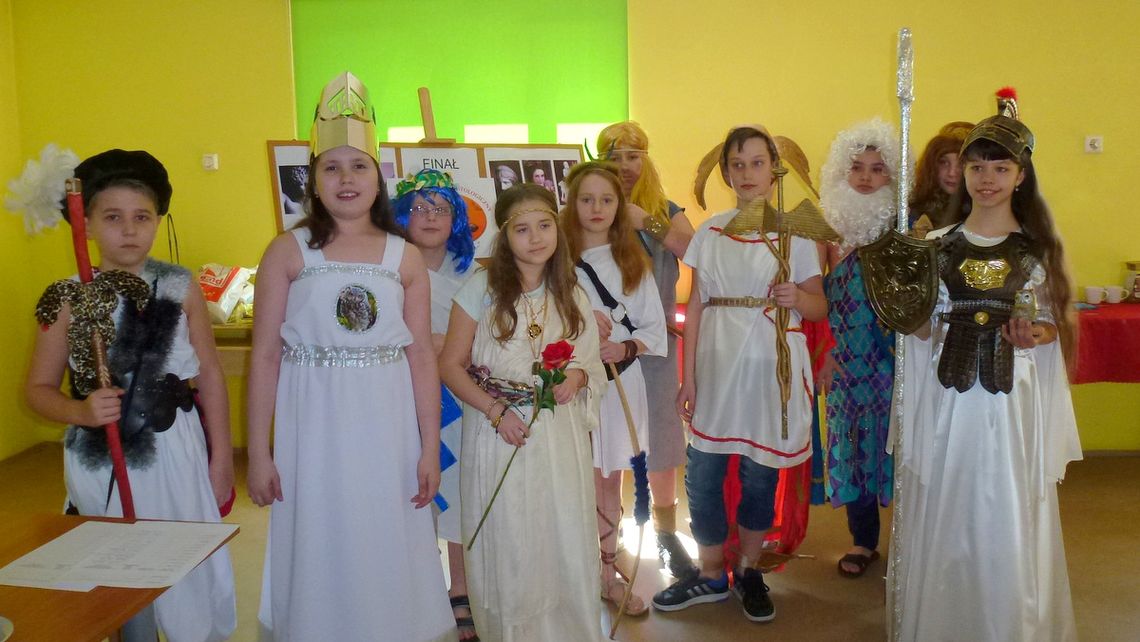 ZMAGANIA Z IKAREM PODCZAS POWIATOWEGO KONKURSU MITOLOGICZNEGO ZMAGANIA Z IKAREM PODCZAS POWIATOWEGO KONKURSU MITOLOGICZNEGO