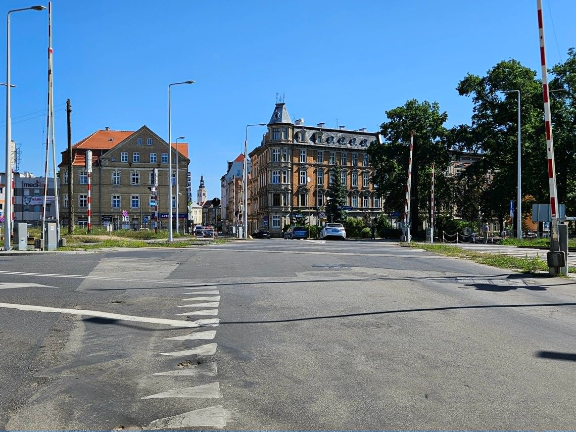 Zmiana organizacji ruchu przy ul. Wałbrzyskiej. Zamknięcie przejazdu kolejowego od 17 do 26 sierpnia Zmiana organizacji ruchu przy ul. Wałbrzyskiej. Zamknięcie przejazdu kolejowego od 17 do 26 sierpnia