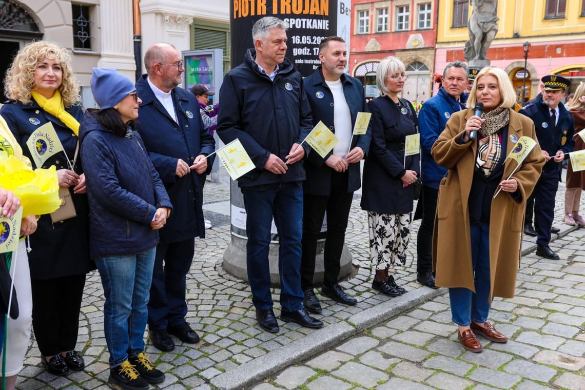 Żółty Marsz Nadziei: Świdnica po raz 7. w barwach wsparcia i solidarności Żółty Marsz Nadziei: Świdnica po raz 7. w barwach wsparcia i solidarności