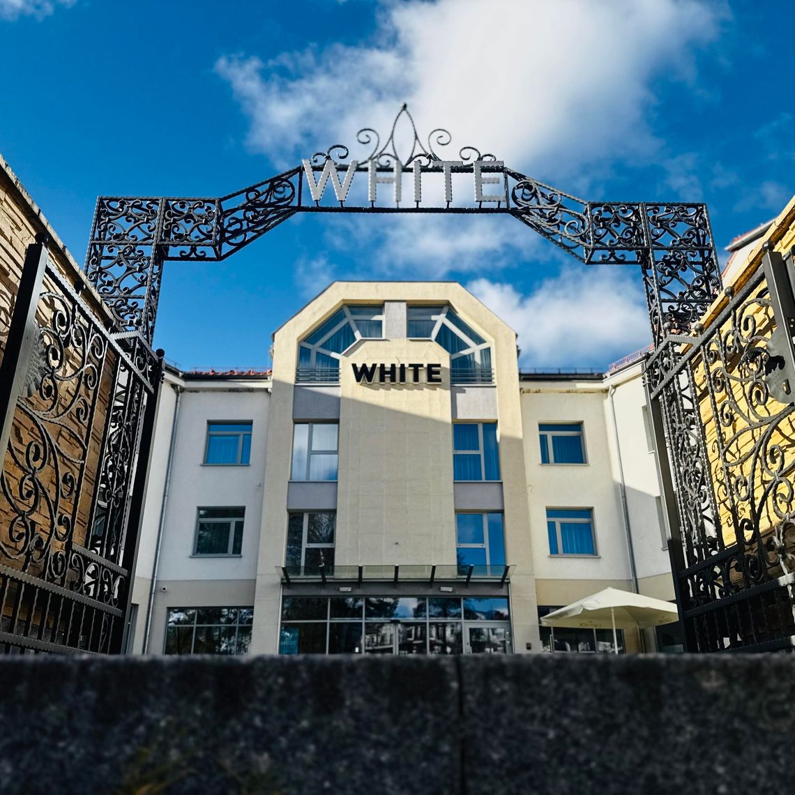 Hotel White