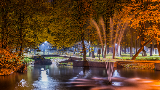 Bielawski park miejski nocą